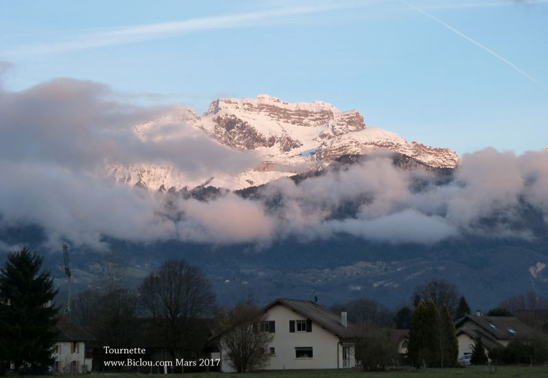 Le massif de la tournette vu en 2017 depuis voie verte annecy