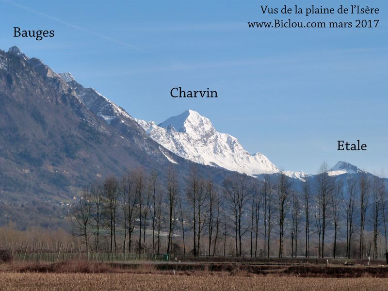Les Bauges, le Charvin et l'étale vus de la plaine du sillon alpin en 2017