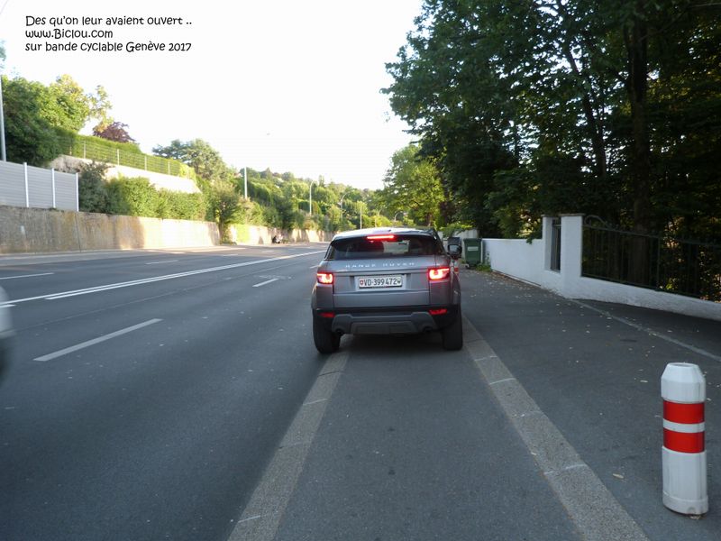 Même en suisse : ya des K.. qui se garent sur les pistes cyclables pour teléphoner