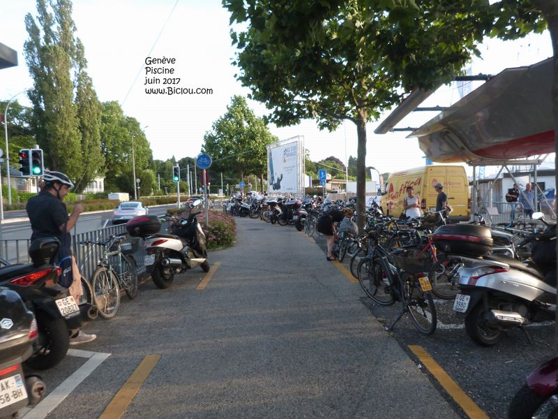Que de Bicyclettes à la piscine de Genève