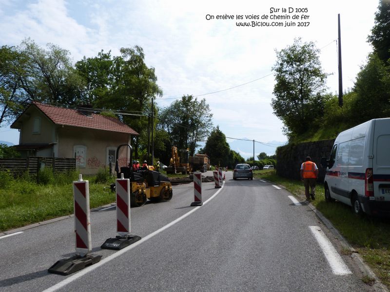 Sur le D 1005 on enlève les voies de chemin de fer de la ligne du Tonkin, ca avance en 20 ans ! 