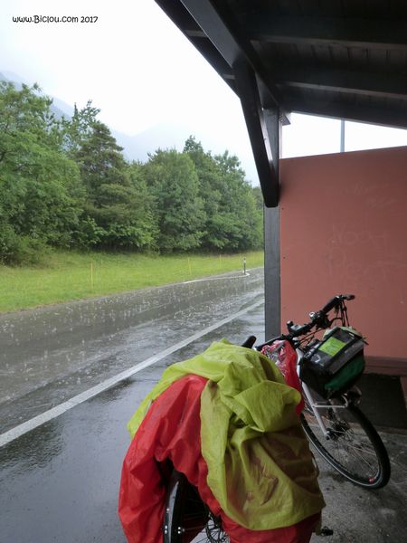 Pluie du matin, freine, mais n'arrête pas le pélerin, s'il a une pélerine pas trop caline ..