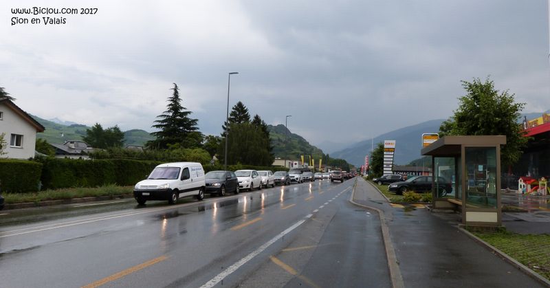 Pluie à Sion : On remarque toujours la bande cyclable ..