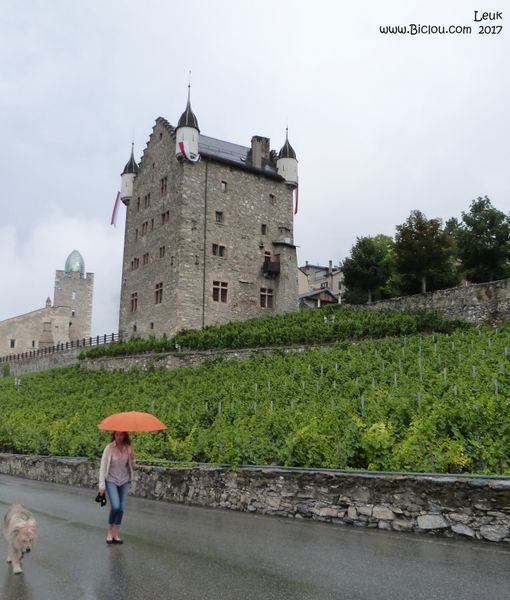 Château de Leuk en Valais et pluie du matin ..