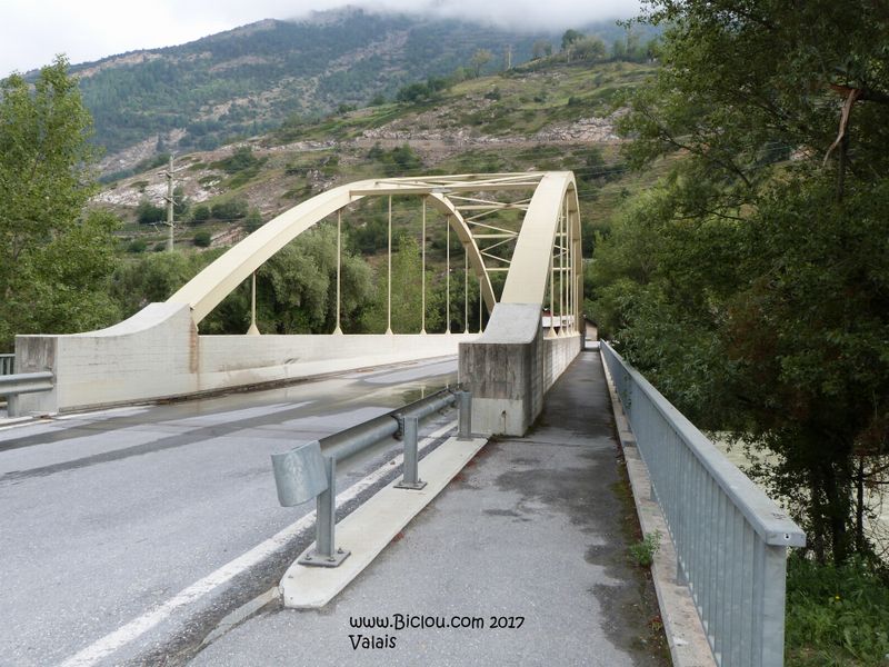 Notez le passage pour piétons et cycles (Valais) attaché au pont, sur Eurovélo 17 et route du Rhône