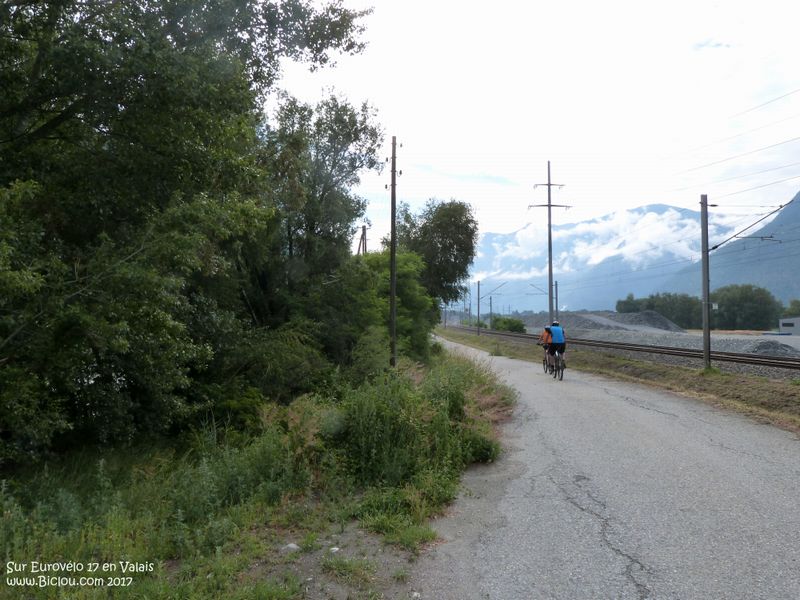 Perdu sur la route du Rhône , Claudio suit béatement ces cyclos le long de la voie ferrée vers Brig (Valais) ..