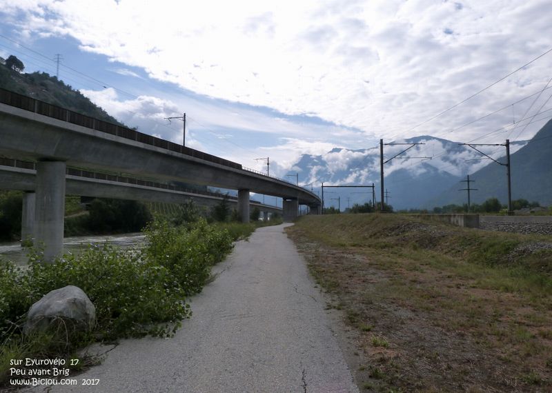 En Valais : sur la route du Rhône ; enchevêtrement de voies , mais la piste cyclable s'y faufile sans problèmes