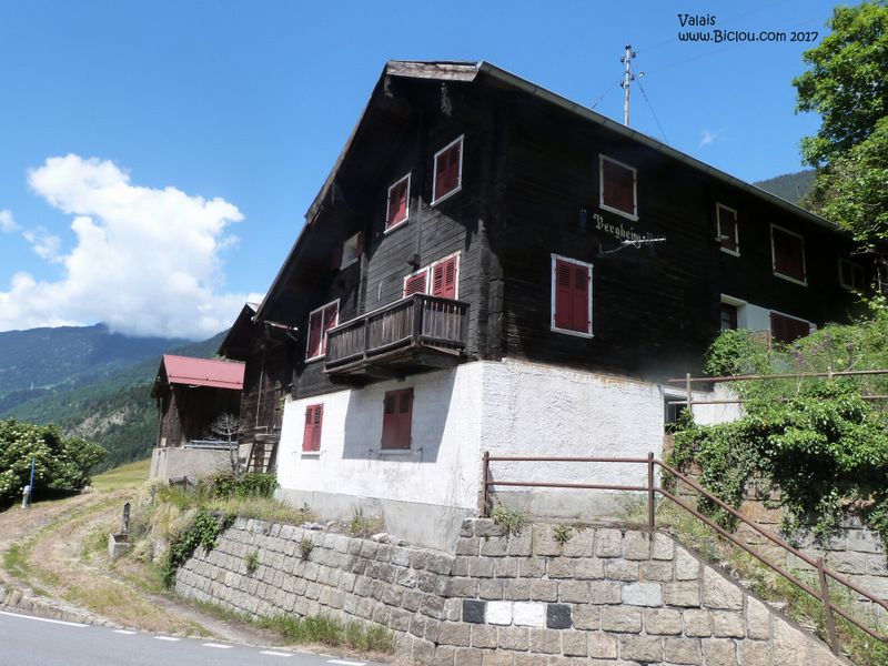 Beau chalet en Valais, mais un peu trop près de la grd route