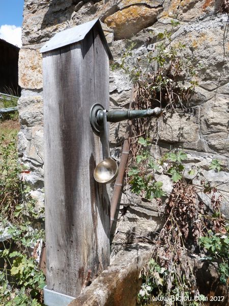 Ecuelle Louche sur fontaine bassin en Valais à destination des randonneurs