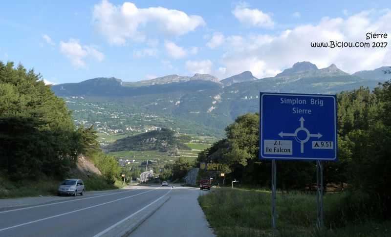Arrivée à Sierre, par la grand' route, munie de bandes cyclables