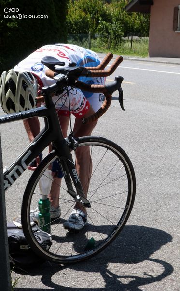 Cyclo coraillon, trop occupé à ses bidons pour saluer un vieux sacochard ..
