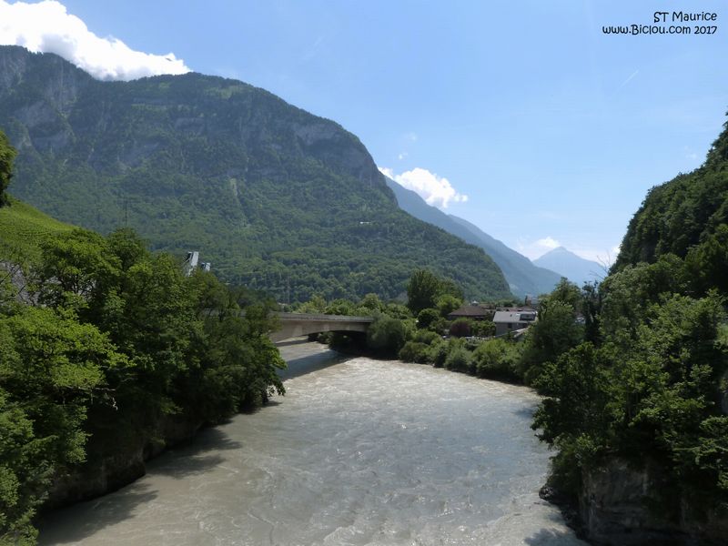 Le Rhône se faufile à Saint Maurice en Valais