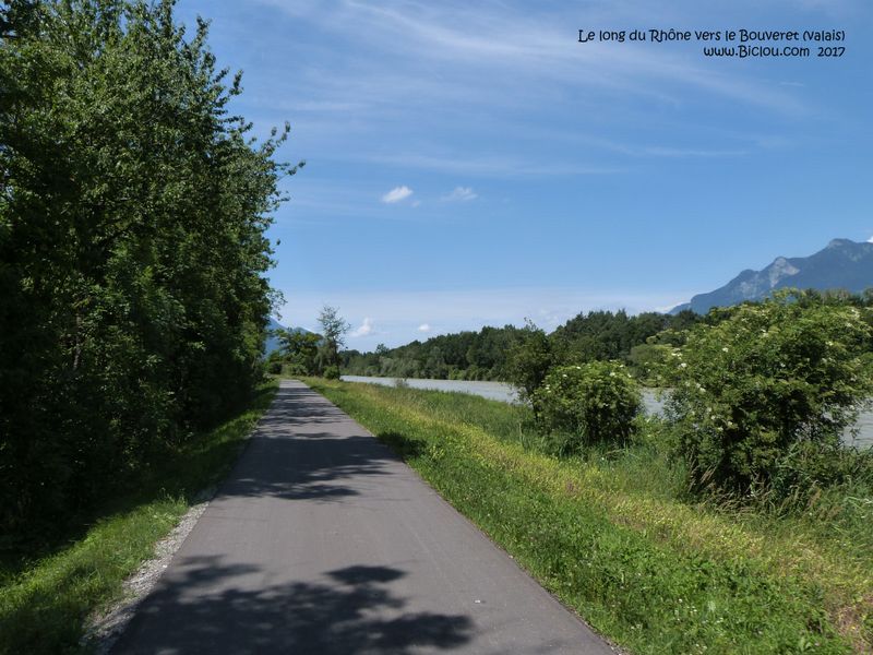 De retour vers Le Bouveret et le Léman sur la véloroute du Rhône, véloroure refaite à neuf en 2017