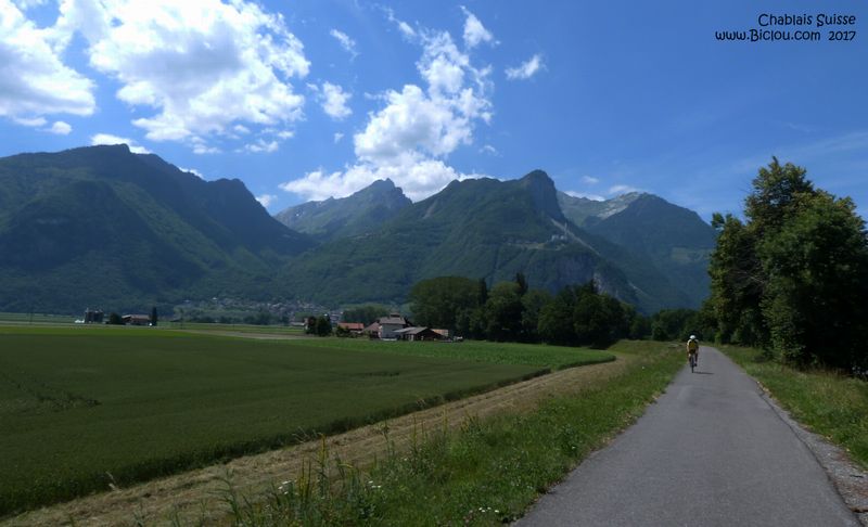La voie verte permet de voir les montagnes du chablais suisse valaisan 