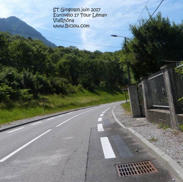 France : St Gingolph D 1005 2017 : Bonne initiative que cette bandelette cyclable .. ou presque .. mais .. ya comme un défaut