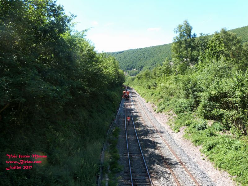 Voie ferrée le long de la Meuse entre Charleville et Givet en cours de réfection