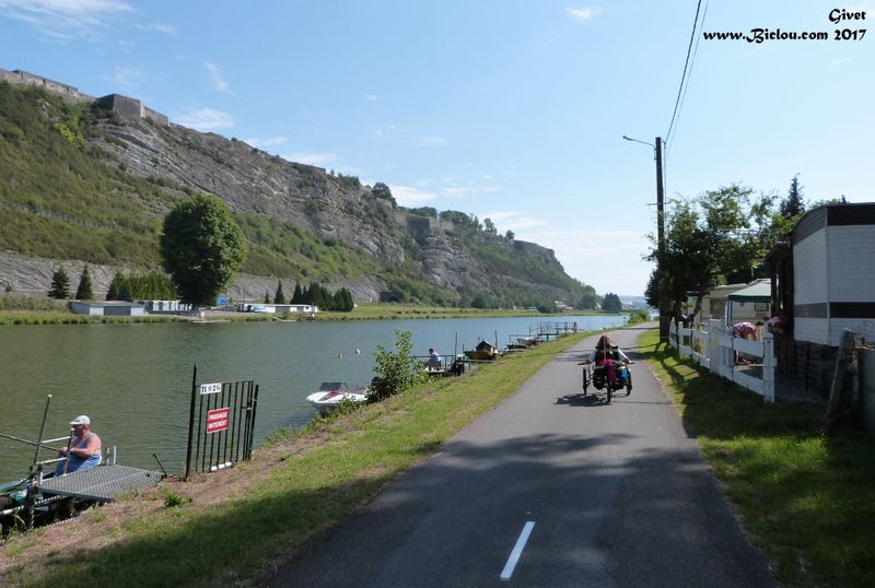 Arrivée à Givet, par la voie verte Trans-Ardennes, le long de la Meuse