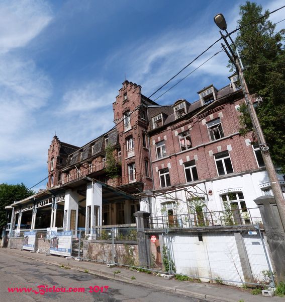 Bâtisses anciennes gloires de la vallée de la Meuse en Belqique