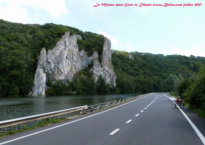 La route et vélo route : Givet Dinant le long de la Meuse au niveau des rochers de Freyr