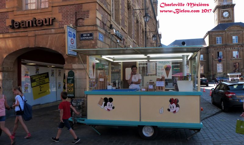 Fait chaud à Charleville Mézières .. sucons une glace