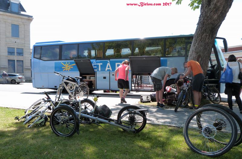 Remontage des cyclettes après un voyage en bus Givet CharleVille en 2017