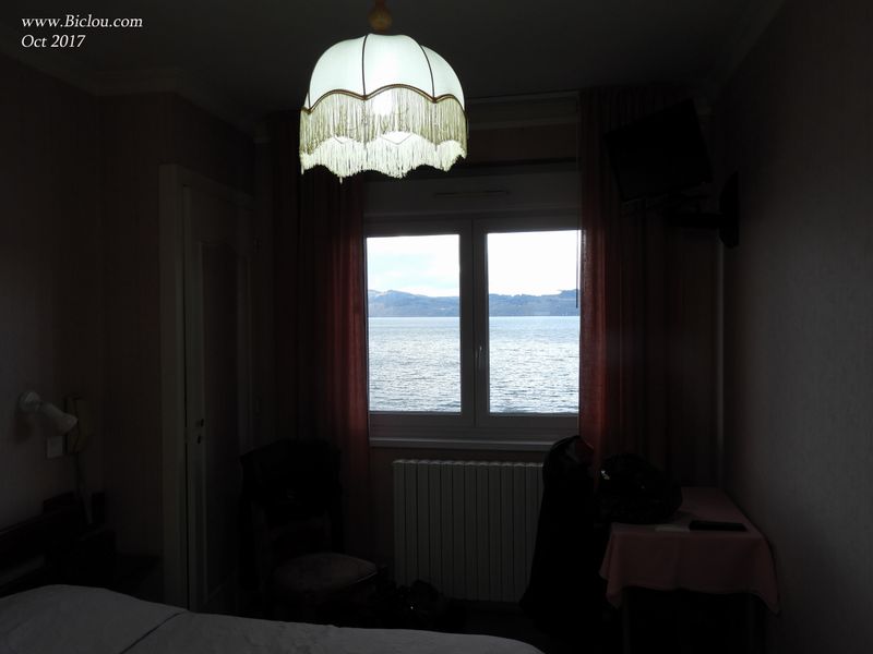 La chambrette offre une belle vue sur le léman