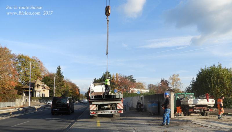 Travaux obstruant le piste cyclable de la route Suisse