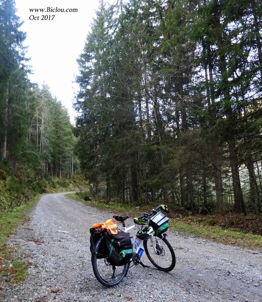 Après la planche, route en gravier, ca grimpe certes, mais assez cahotiquement