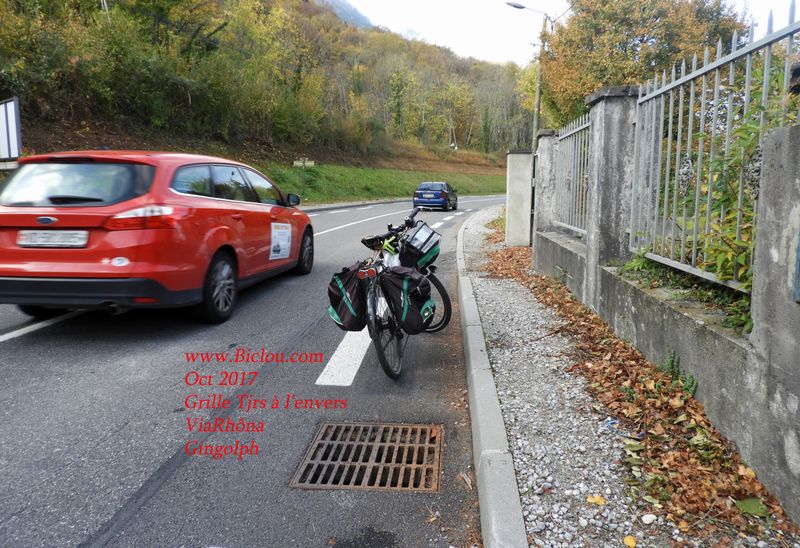 D1005 : Oct 2017 , Saint Gingolph France .. et toujours la même grille à l'envers sur la bande cyclable .. (ViaRhôna)