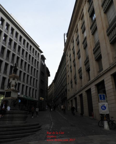 La rue de la cité , débutant par la fontaine de l'escalade, en forte pente , claudio testa en effet ..