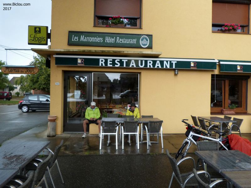 Ici on aime pas les cyclos mouillés, zonka resté Déhors ..