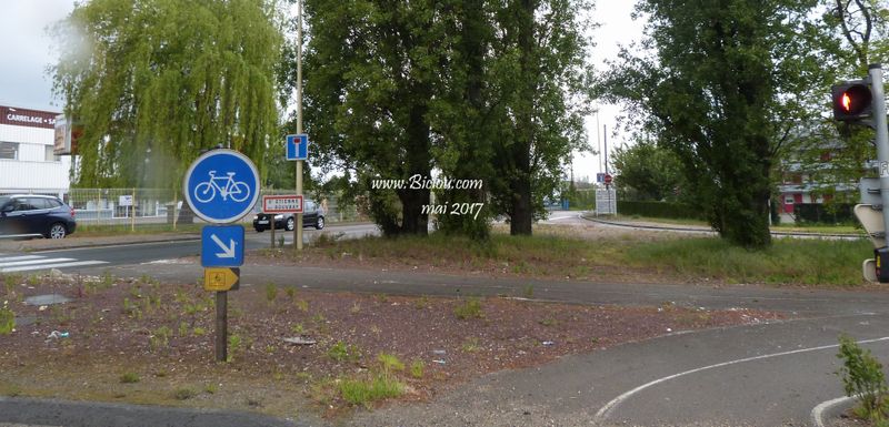 Vélo-route val de Seine, St Etienne du Rouvray , regardez bien et suivez la flèche..