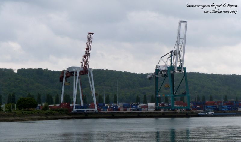 Immenses grues en forme de chaise dans le port de Rouen
