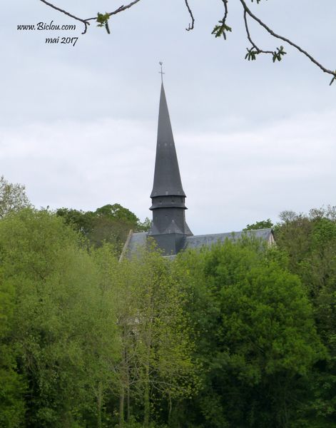 Un clocher Normand érecte au dessus de la verdure