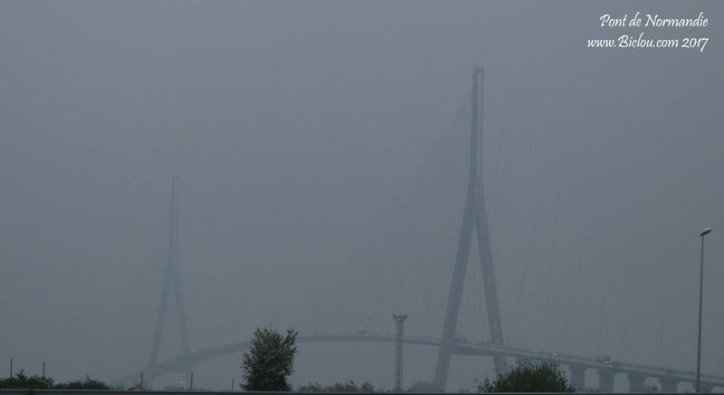 Le Pont de Normandie dans la brume