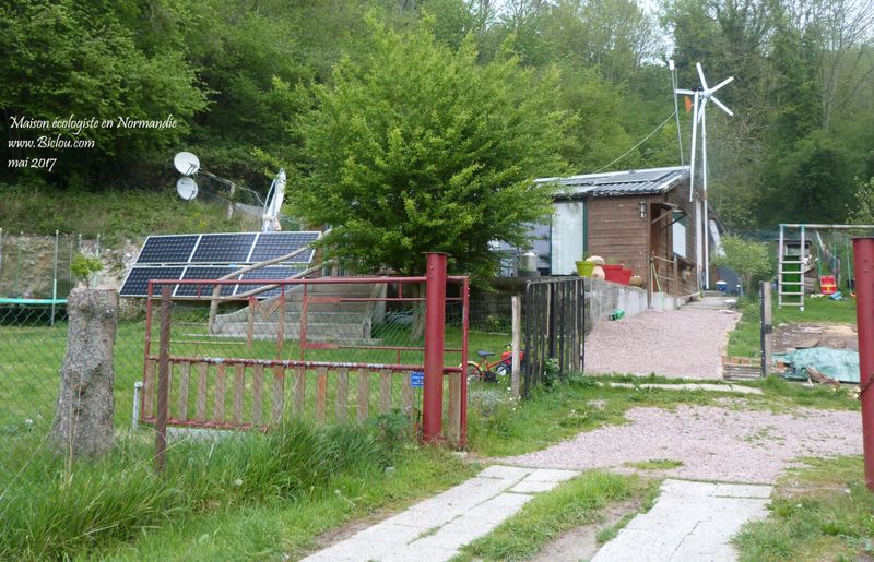 Maison écologique, vue dans le marais Vernier