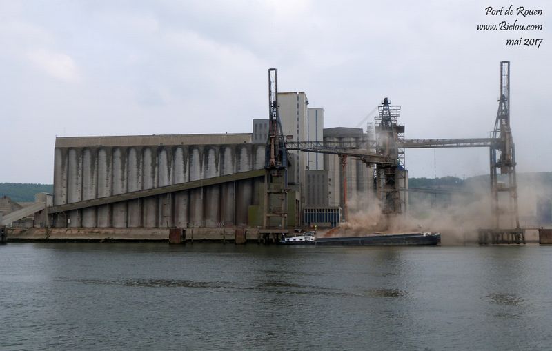 Chargement de bateau dans le port de Rouen, ça fume 