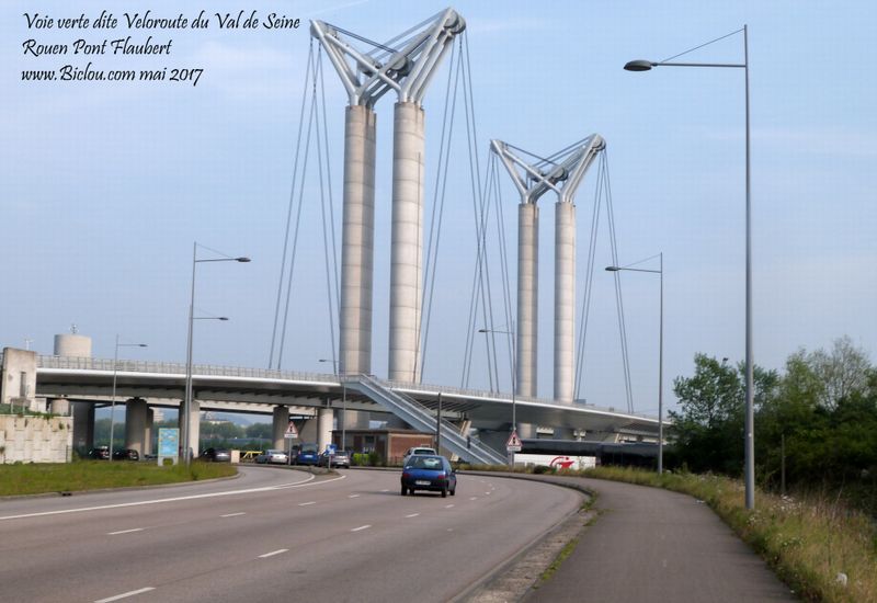 Piste cyclable Val de Seine, sous le pont Flaubert de Rouen en 2017, mais peu identifiée ..