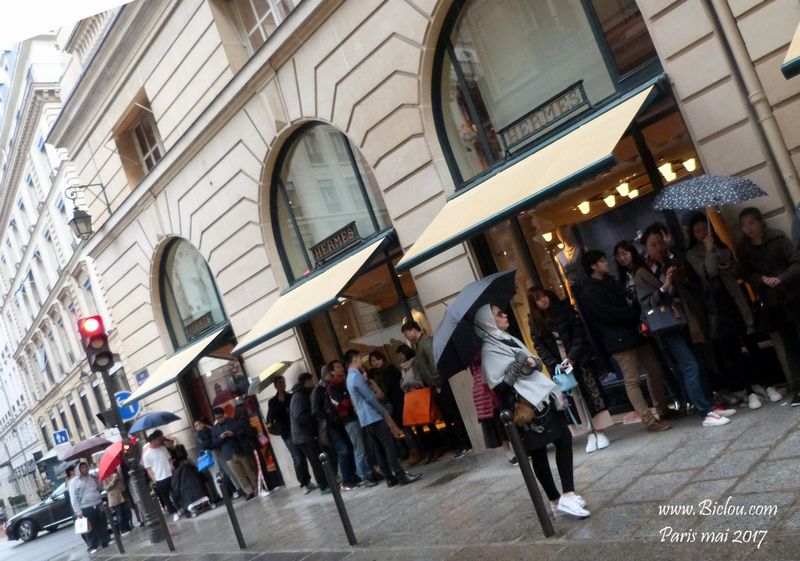Queue devant Hermès Paris en 2017