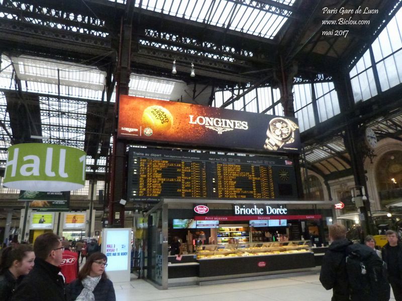 En attente du train Paris - Genève : dans le Hall de la gare de Lyon 2017