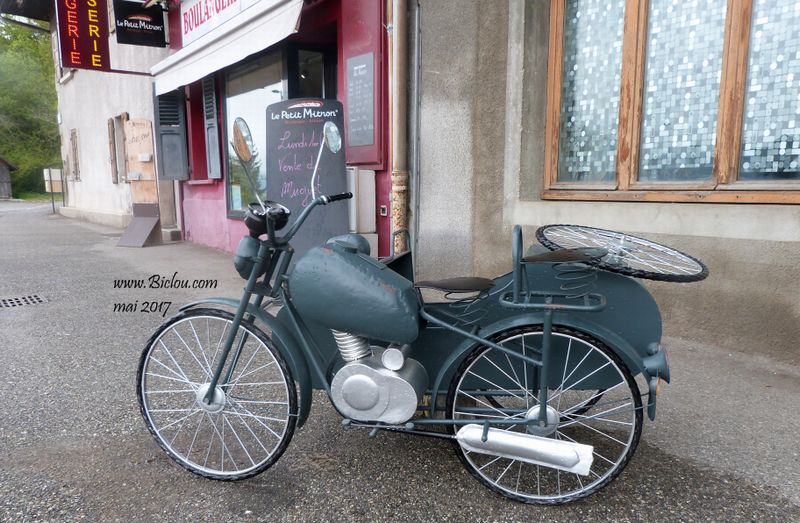 Tricycle factice sous le col du Mont Sion en mai 2017