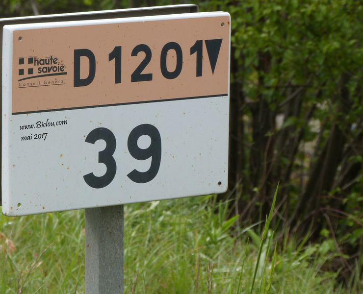 La D 1201 (Haute Savoie) , le dimanche, est presque cyclable entre Annecy et Genève, encore un effort ..