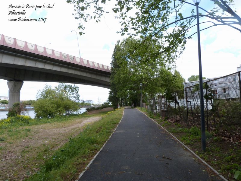 Arrivée à Paris par le Sud, bords de Seine, belle piste cyclable en 2017