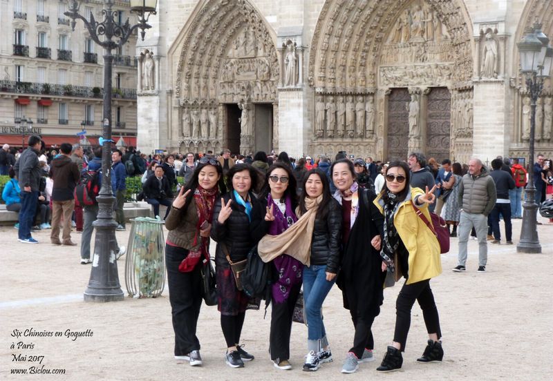 Six chinoises en goguette à Paris en 2017