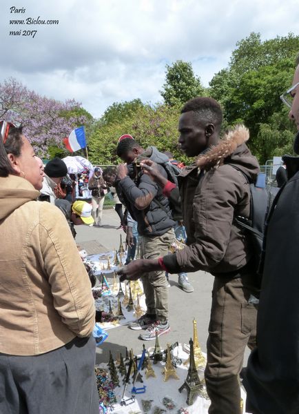 Les marchands du temple à la tour Eiffel, Paris en 2017