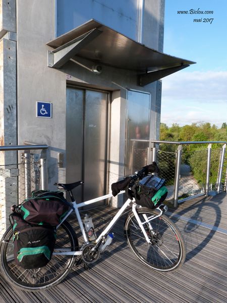 Ascenseur passerelle Nanterre promenade Bleue