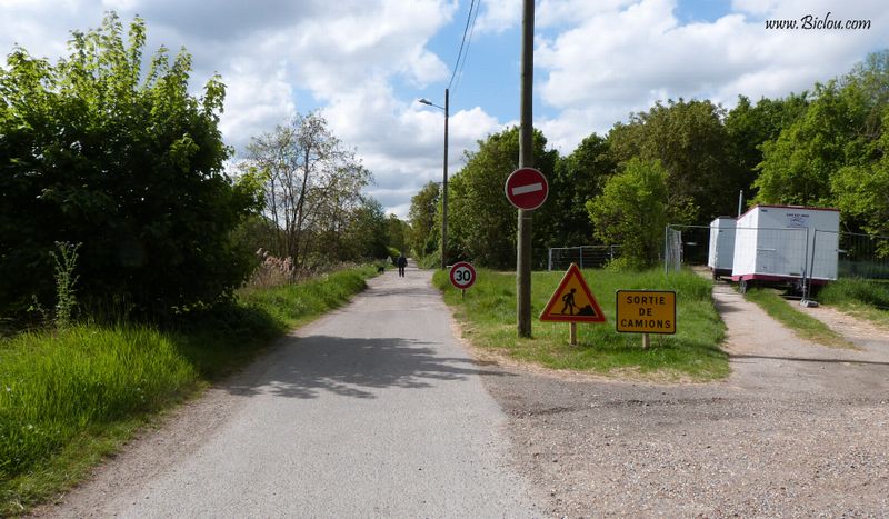 Sur la rive droite de la Seine après les Andelys : un peu de mal à comprendre ces panneaux