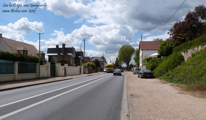 La D 190 n'en vraiment pas folichonne pour les vélos, et pourtant on pourrait l'aménager