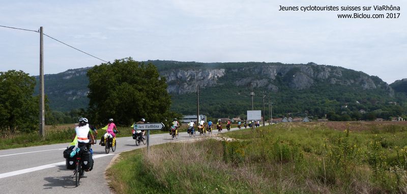 La ViaRhôna a du succès , preuve ici ; 40 jeunes cyclistes suisses à Virignin en sept 2017