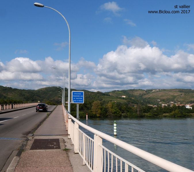ViaRhôna : Pont sur le Rhône à Saint Vallier, direction Ardèche